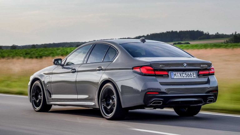 BMW 545e xDrive: ibrida plug-in da quasi 400 CV