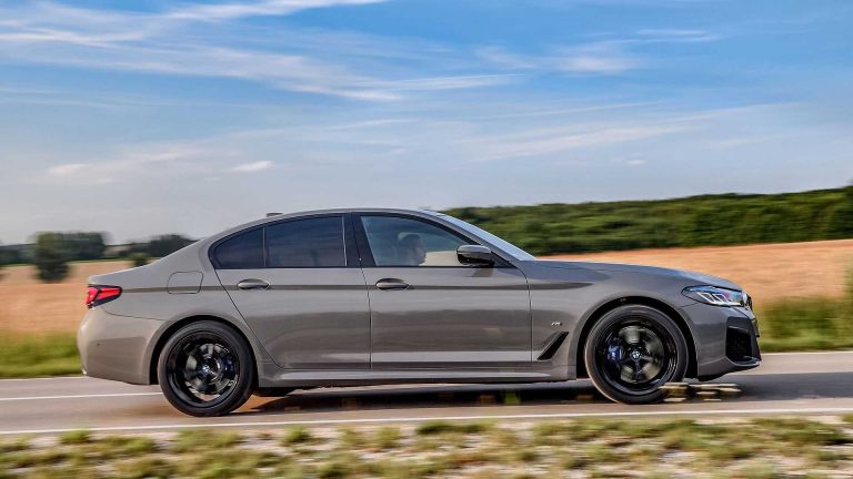 BMW 545e xDrive: ibrida plug-in da quasi 400 CV