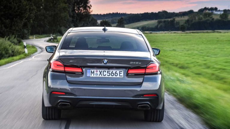 BMW 545e xDrive: ibrida plug-in da quasi 400 CV