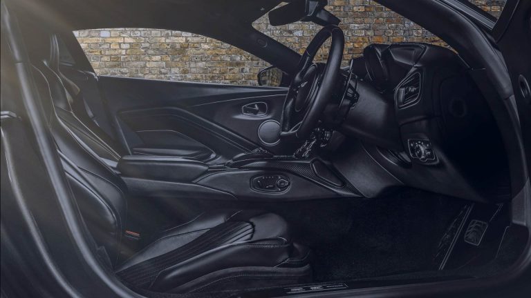 Aston Martin Vantage 007 Edition e DBS Superleggera 007: immagini ufficiali