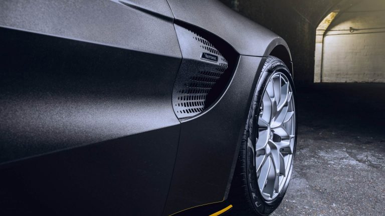 Aston Martin Vantage 007 Edition e DBS Superleggera 007: immagini ufficiali