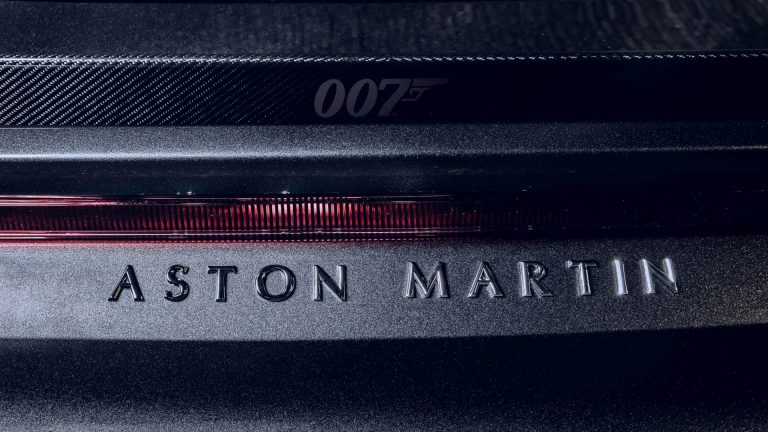Aston Martin Vantage 007 Edition e DBS Superleggera 007: immagini ufficiali