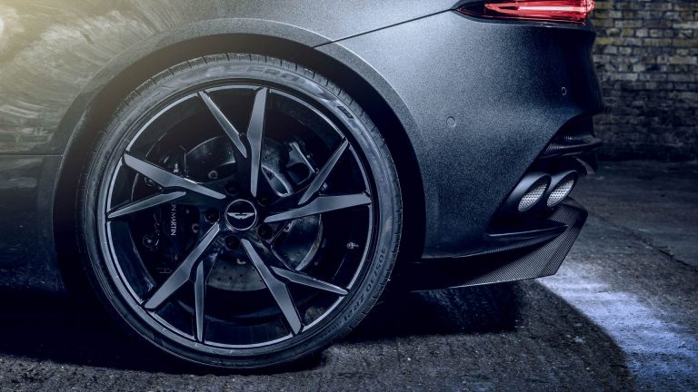 Aston Martin Vantage 007 Edition e DBS Superleggera 007: immagini ufficiali