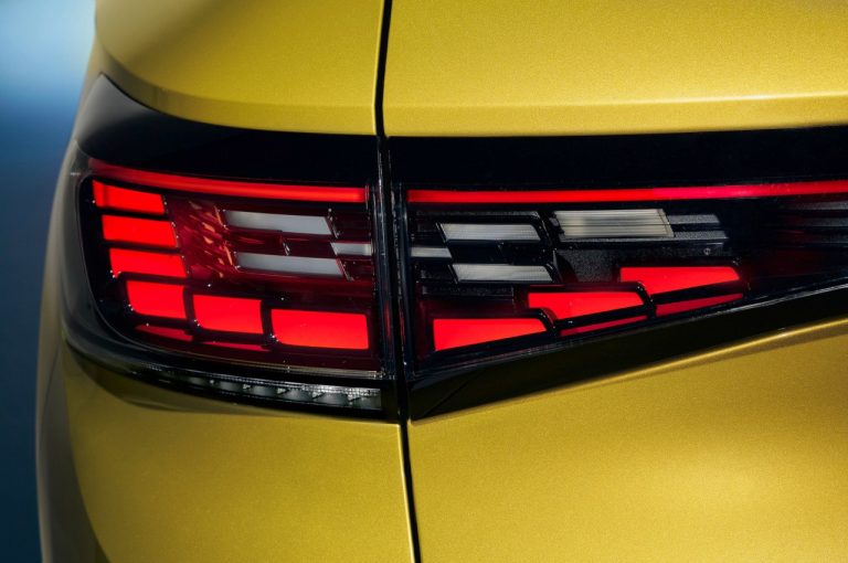 Volkswagen ID.4, dettagli tecnologia di illuminazione 3D Led e fanaleria: immagini ufficiali