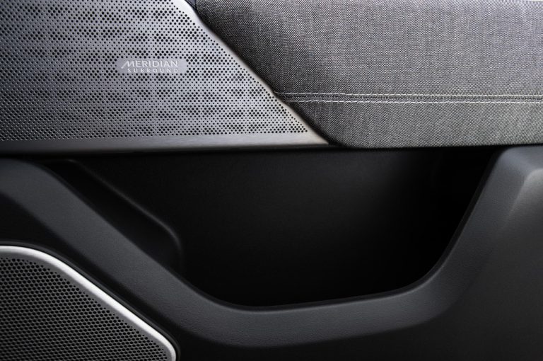 Range Rover Velar 2021: immagini ufficiali