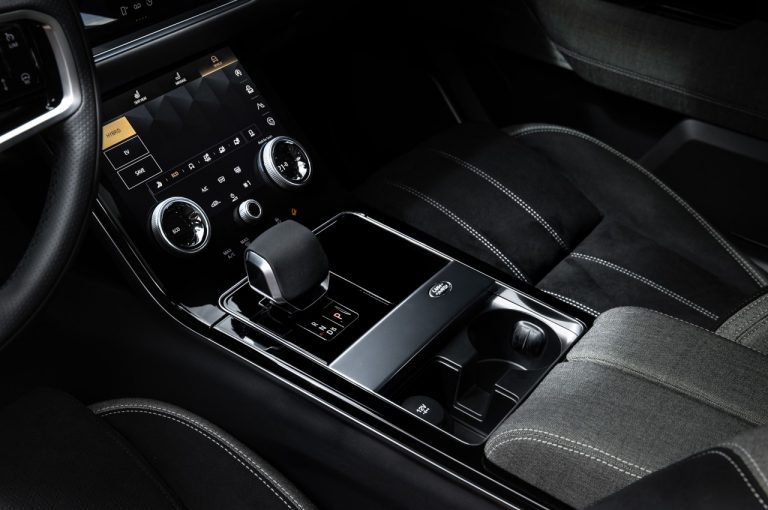 Range Rover Velar 2021: immagini ufficiali