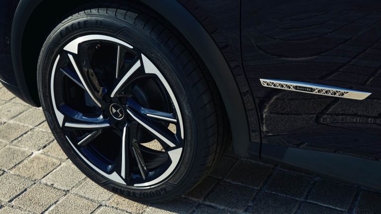 DS7 Crossback E-Tense Louvre: immagini ufficiali