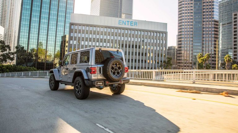 Jeep Wrangler 4xe: immagini ufficiali