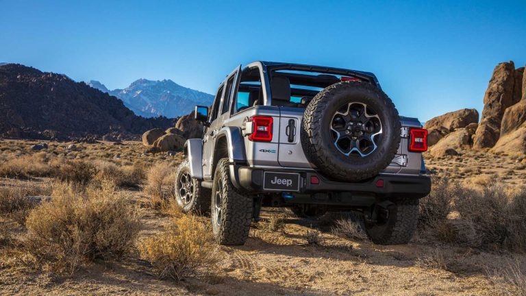 Jeep Wrangler 4xe: immagini ufficiali