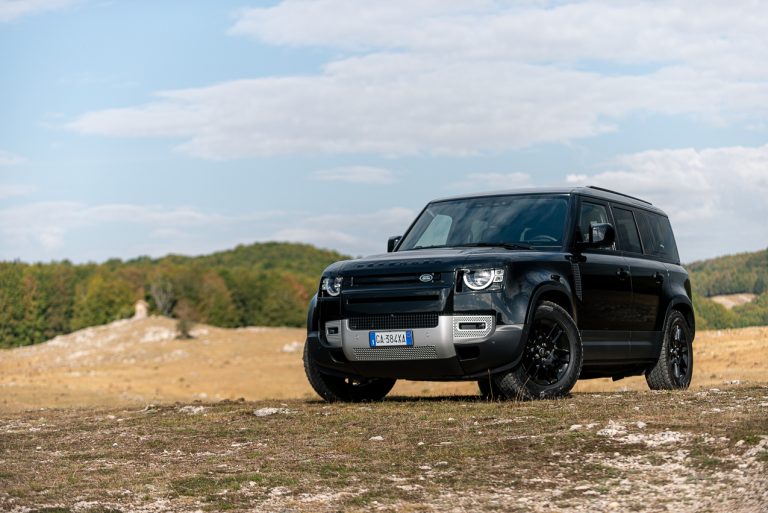 Land Rover Defender 2.0 SD4 S: la prova su strada