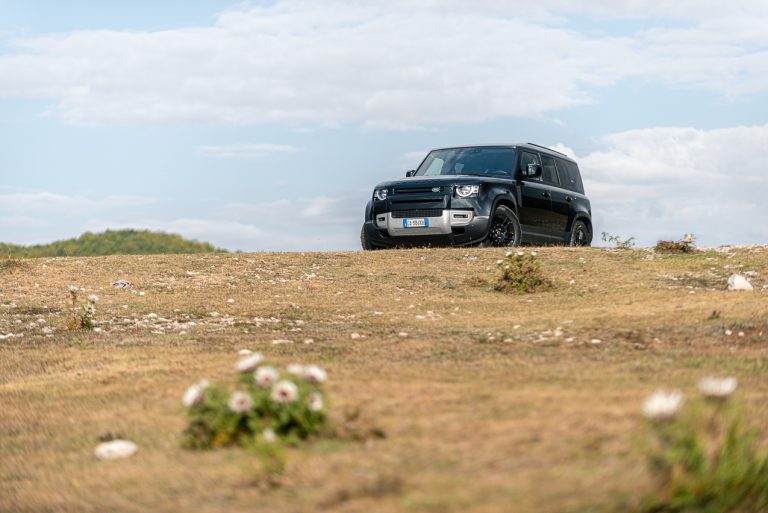 Land Rover Defender 2.0 SD4 S: la prova su strada