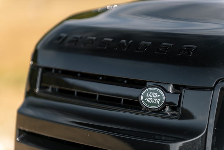 Land Rover Defender 2.0 SD4 S: la prova su strada