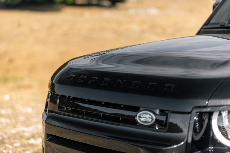 Land Rover Defender 2.0 SD4 S: la prova su strada