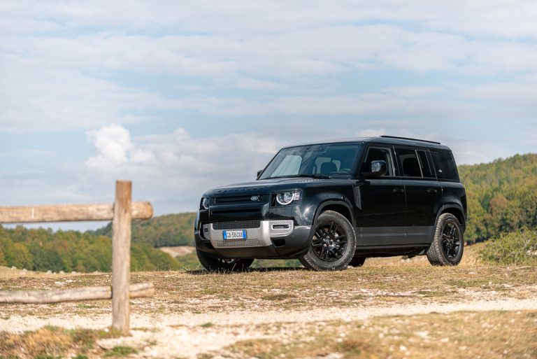 Land Rover Defender 2.0 SD4 S: la prova su strada