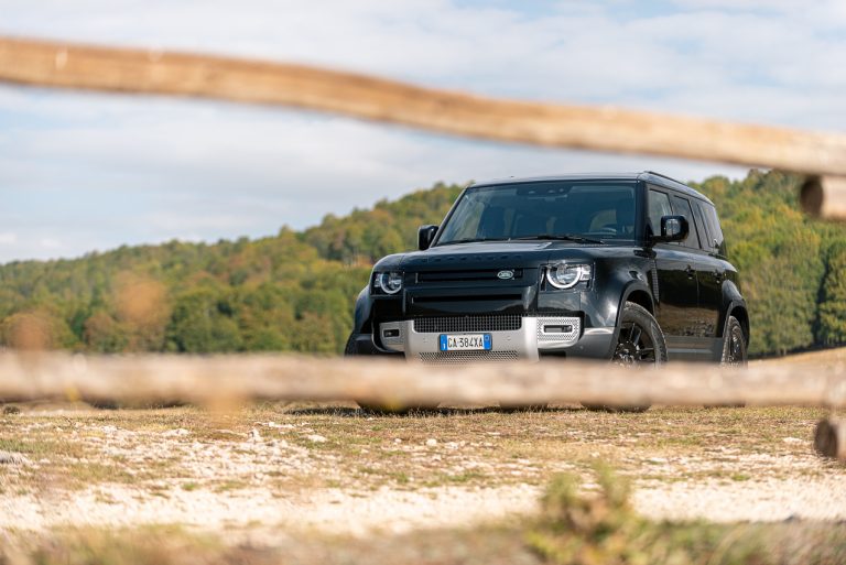 Land Rover Defender 2.0 SD4 S: la prova su strada