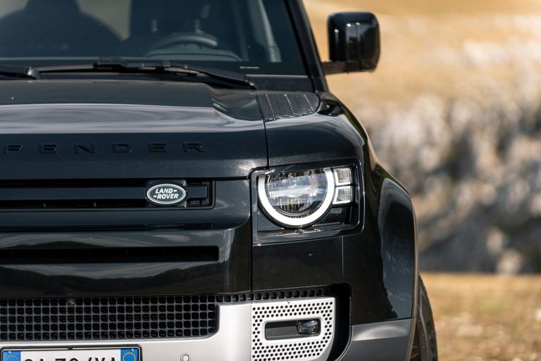 Land Rover Defender 2.0 SD4 S: la prova su strada