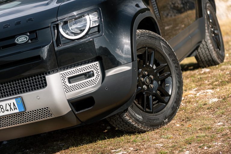 Land Rover Defender 2.0 SD4 S: la prova su strada