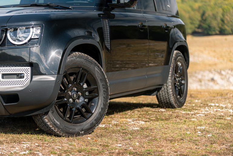 Land Rover Defender 2.0 SD4 S: la prova su strada