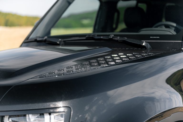 Land Rover Defender 2.0 SD4 S: la prova su strada