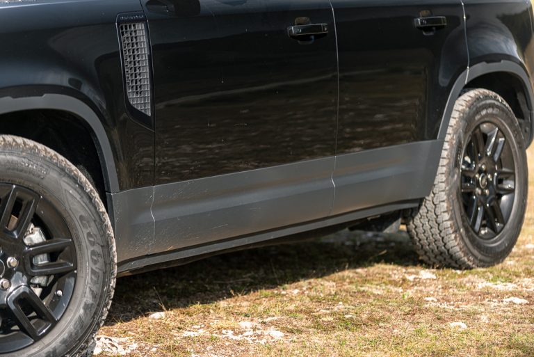 Land Rover Defender 2.0 SD4 S: la prova su strada