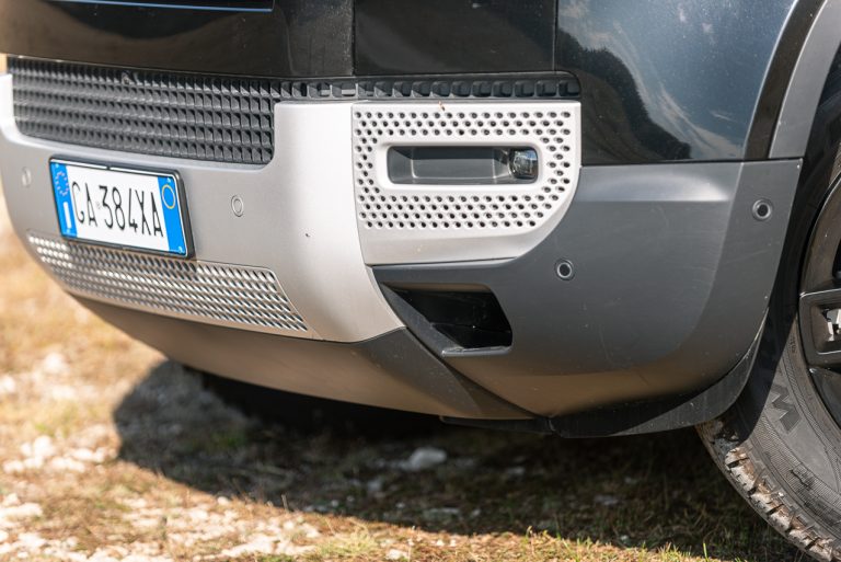 Land Rover Defender 2.0 SD4 S: la prova su strada