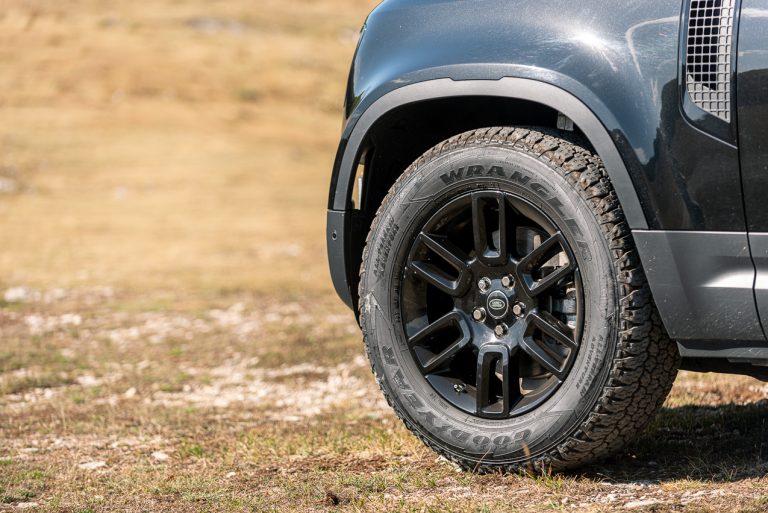 Land Rover Defender 2.0 SD4 S: la prova su strada