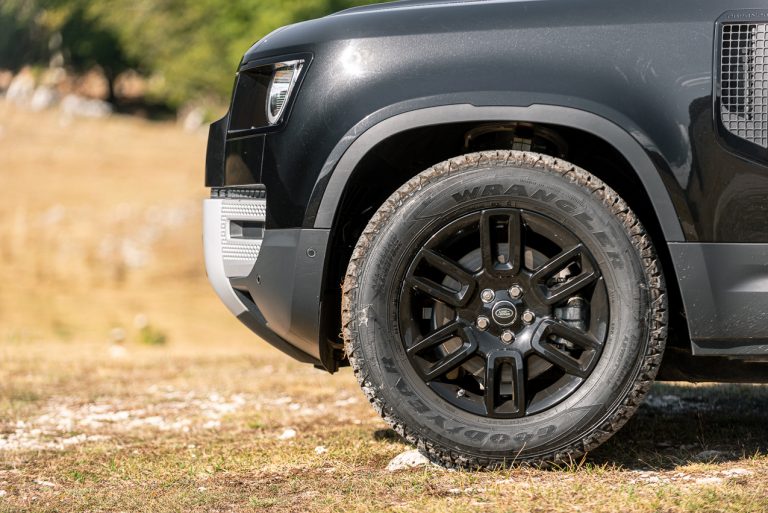 Land Rover Defender 2.0 SD4 S: la prova su strada