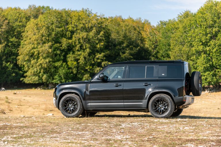 Land Rover Defender 2.0 SD4 S: la prova su strada