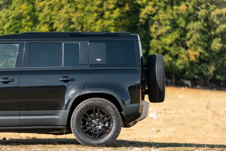 Land Rover Defender 2.0 SD4 S: la prova su strada