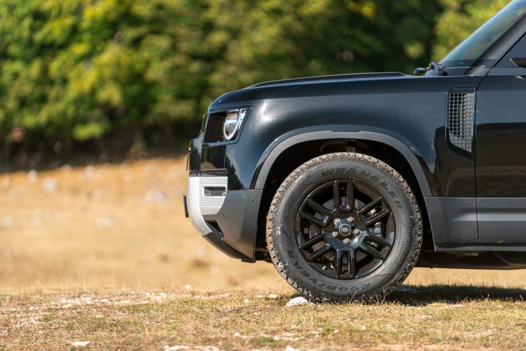 Land Rover Defender 2.0 SD4 S: la prova su strada