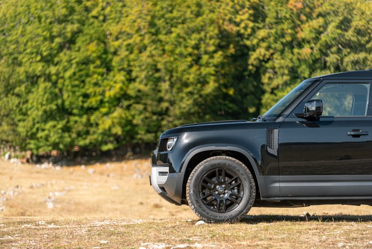 Land Rover Defender 2.0 SD4 S: la prova su strada