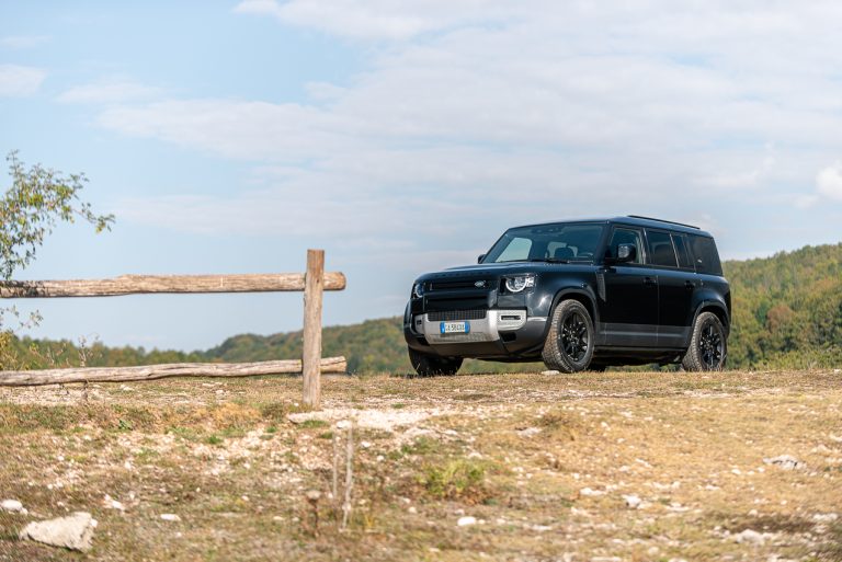 Land Rover Defender 2.0 SD4 S: la prova su strada