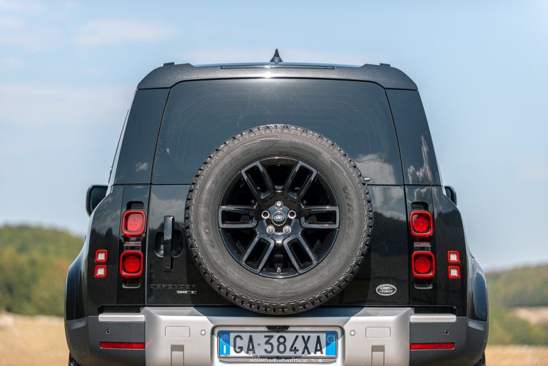 Land Rover Defender 2.0 SD4 S: la prova su strada