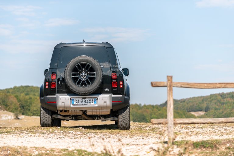 Land Rover Defender 2.0 SD4 S: la prova su strada