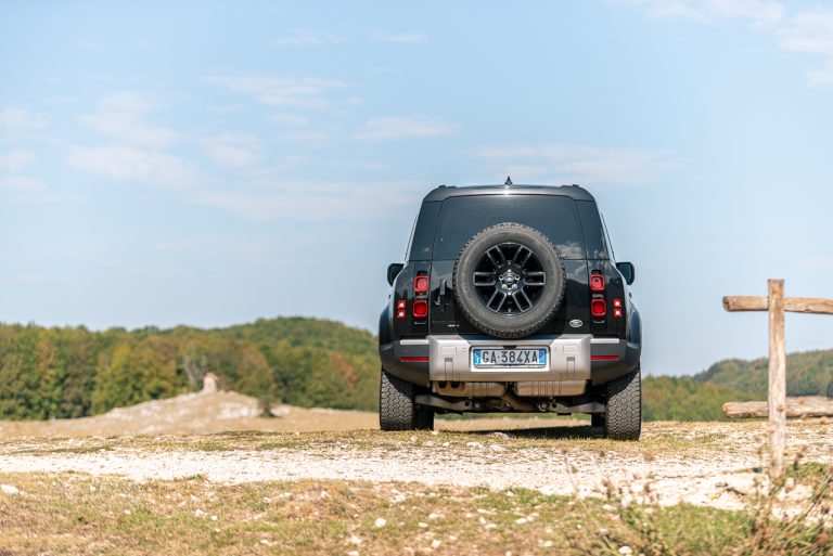 Land Rover Defender 2.0 SD4 S: la prova su strada