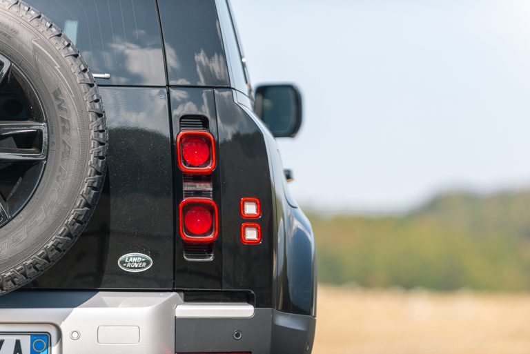 Land Rover Defender 2.0 SD4 S: la prova su strada