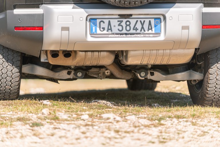 Land Rover Defender 2.0 SD4 S: la prova su strada