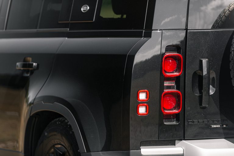 Land Rover Defender 2.0 SD4 S: la prova su strada