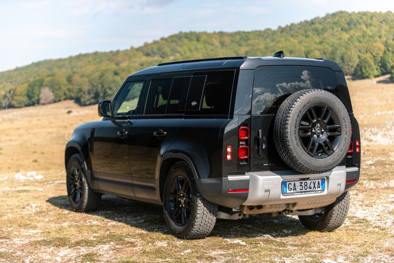 Land Rover Defender 2.0 SD4 S: la prova su strada