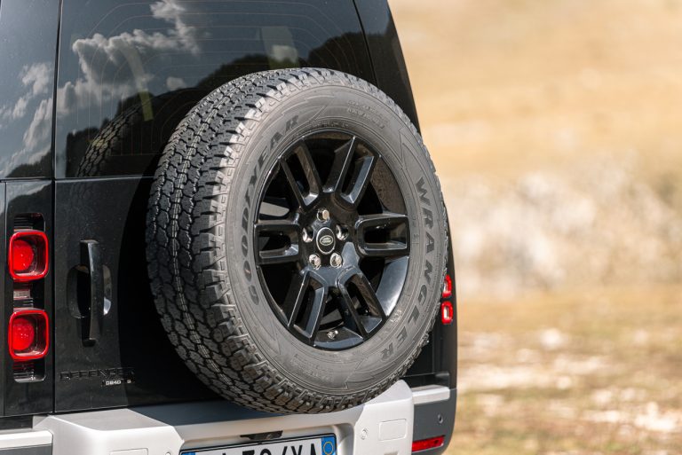 Land Rover Defender 2.0 SD4 S: la prova su strada