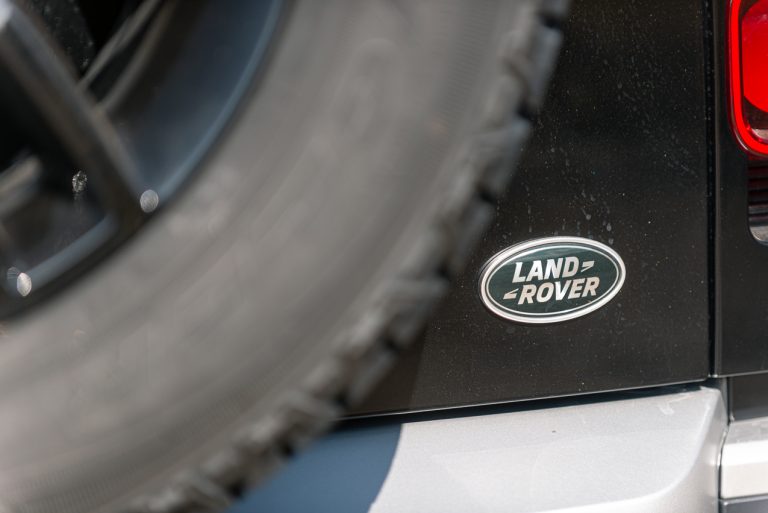 Land Rover Defender 2.0 SD4 S: la prova su strada