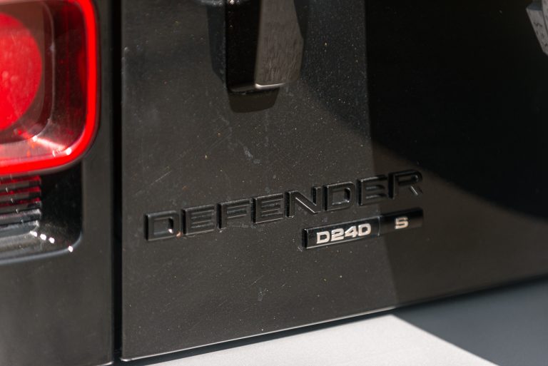 Land Rover Defender 2.0 SD4 S: la prova su strada