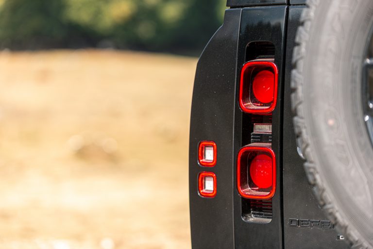 Land Rover Defender 2.0 SD4 S: la prova su strada