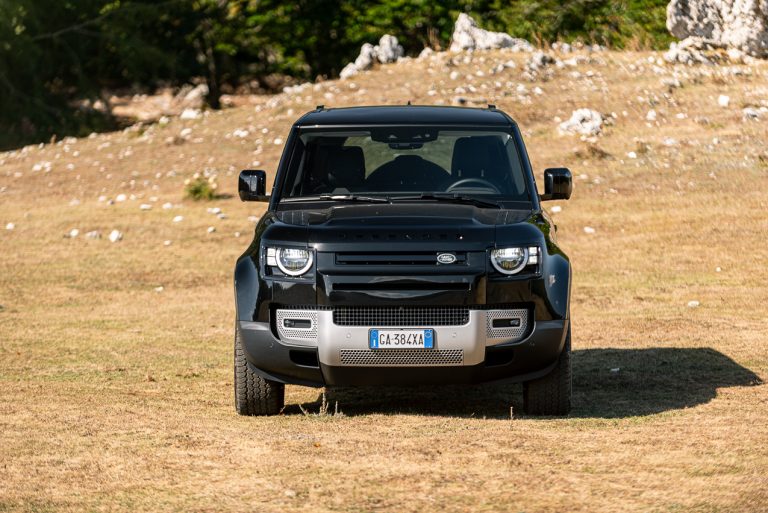 Land Rover Defender 2.0 SD4 S: la prova su strada