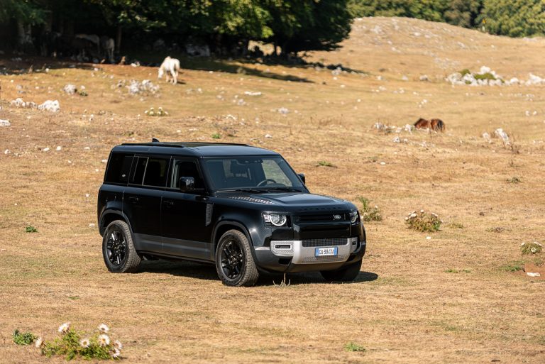 Land Rover Defender 2.0 SD4 S: la prova su strada