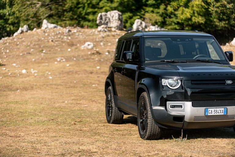 Land Rover Defender 2.0 SD4 S: la prova su strada