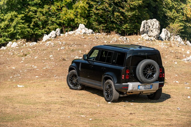 Land Rover Defender 2.0 SD4 S: la prova su strada