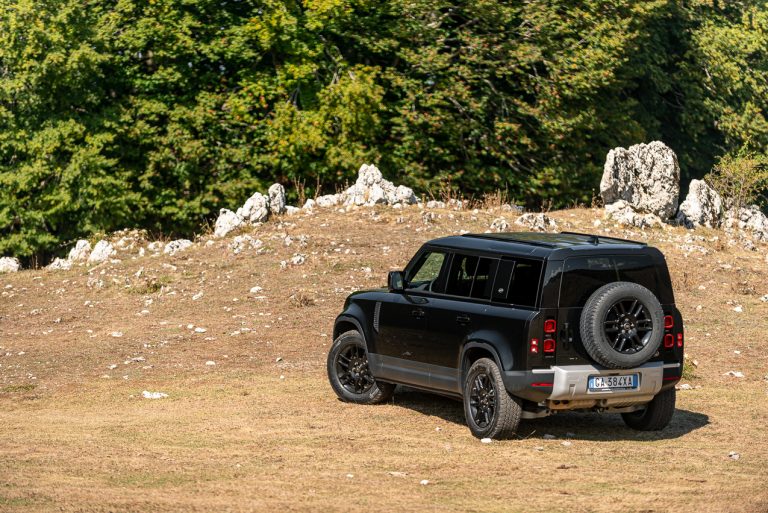 Land Rover Defender 2.0 SD4 S: la prova su strada