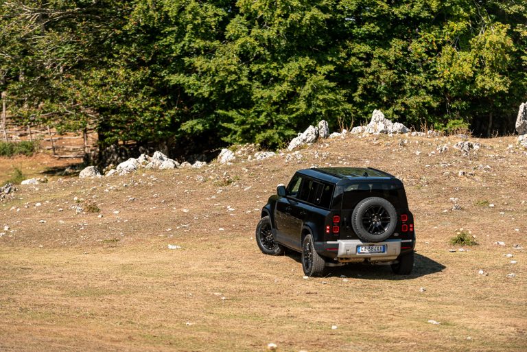 Land Rover Defender 2.0 SD4 S: la prova su strada