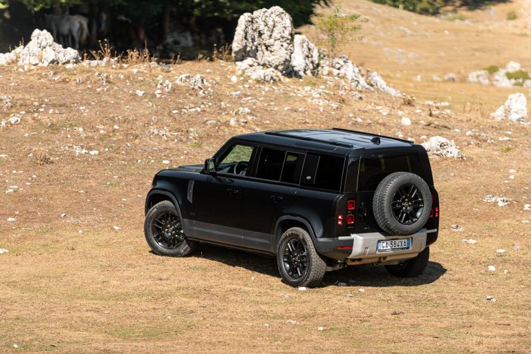 Land Rover Defender 2.0 SD4 S: la prova su strada